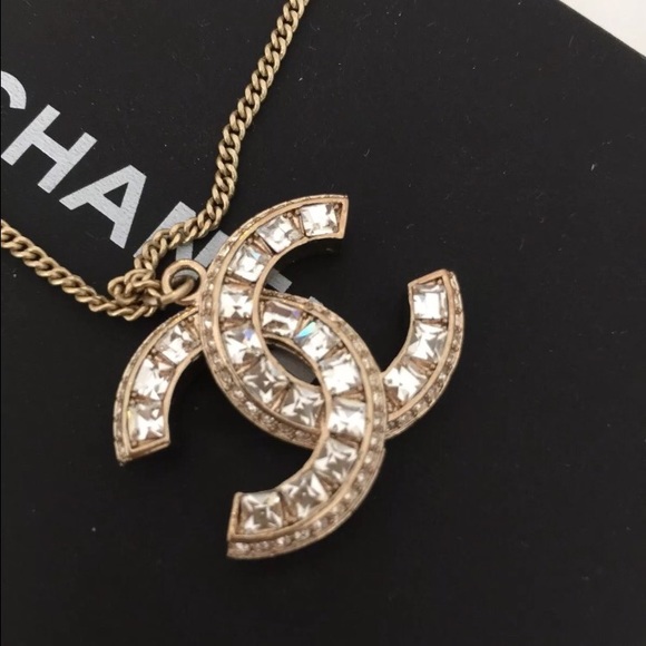 CHANEL
NEW-Interlock CC Crystal Necklace Pendant - Picture 2 of 4
