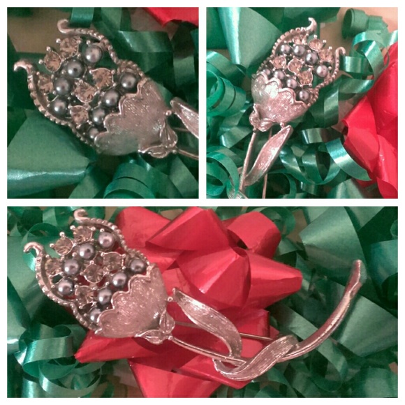 Jewelry - Vintage Silvertone Flower Broach