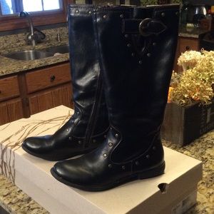 Born black boots
