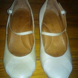 Pearl colored pumps with stitching detail