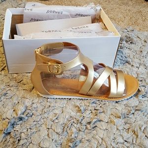 HOLD NWT womens gold sandal w/ zipper in the back