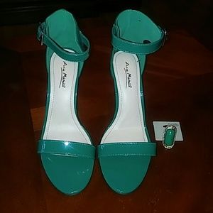 Anne Michelle Heels comes with ring