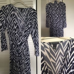 EUC INC faux wrap dress sz M navy & white chevron