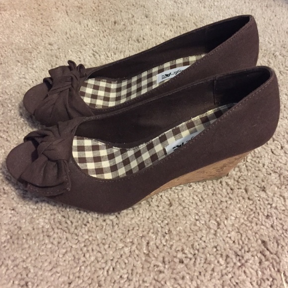 Cute American Eagle sandals.