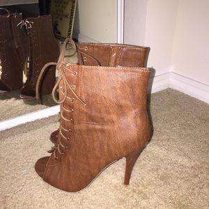 Brown open toe laceup boot!!