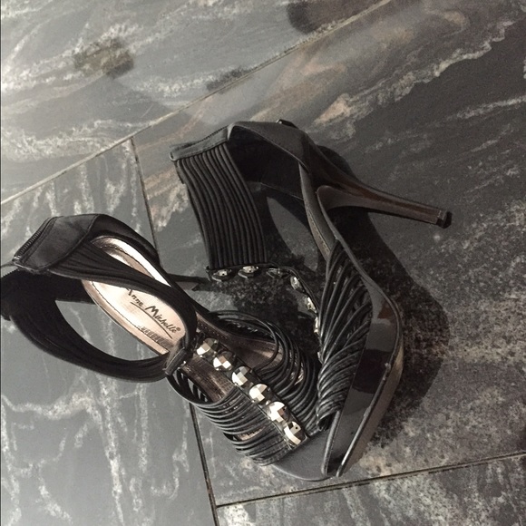 Anne Michelle sexy heels - Picture 2 of 4