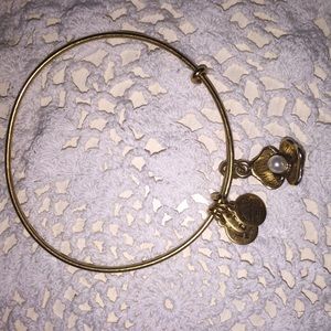 Oyster charm bangle