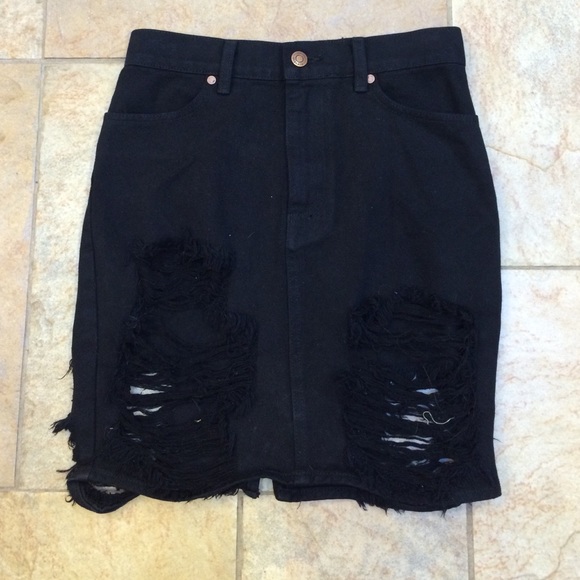 SOLD ⚡️Black shredded denim skirt size 25