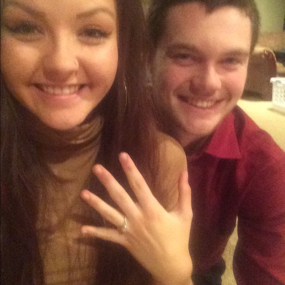 IM ENGAGED!!❤️😍💍 - Picture 2 of 2