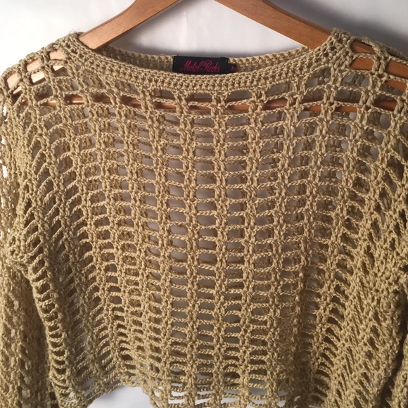 Beautiful Crop Top - Picture 2 of 2