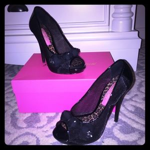 Worn once for a wedding! Too many shoes! 🙈