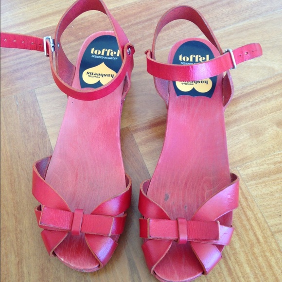 Red Swedish Hasbeens low sandal with bow