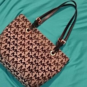 💕HP💕Michael Kors Signature Jet Set Tote💕