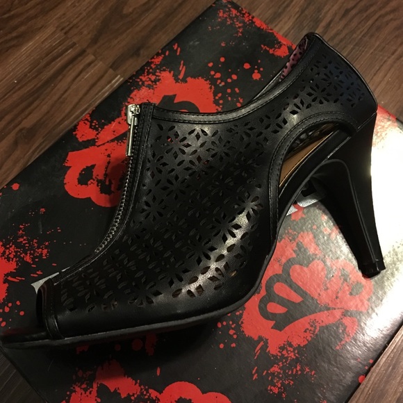 Black zippered high-heel booties. - Picture 4 of 4