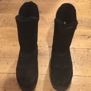 Black snow boots