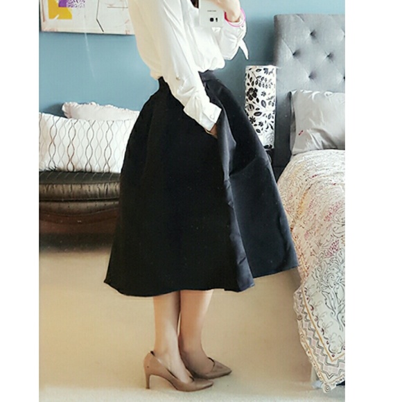 🎉🎉 Midi Woven Skirt in Black 🎉🎉 - Picture 2 of 2