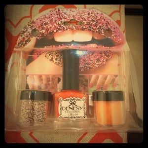 Nailpolish for sale everybody!