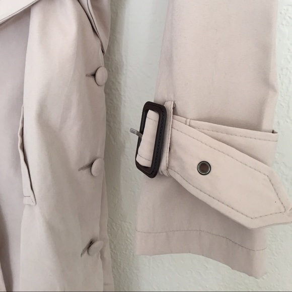 Fashionable Women's Trench Coat (light tan) - Picture 2 of 3