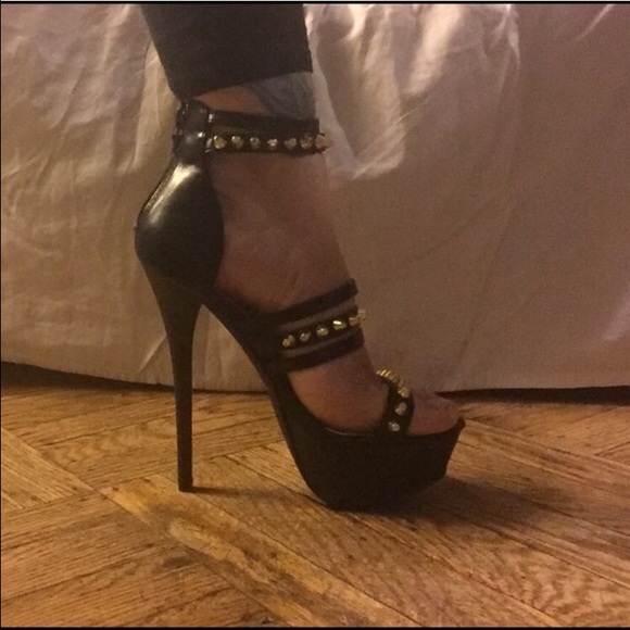Black & Gold Just Fab heels - Picture 3 of 3