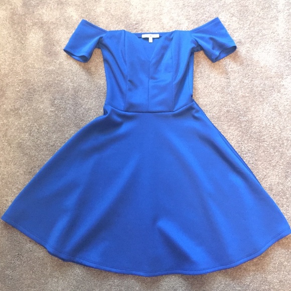 Adorable, off-the-shoulder Dress 💙