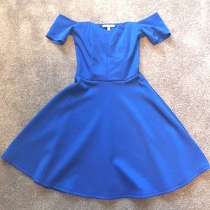 Adorable, off-the-shoulder Dress 💙