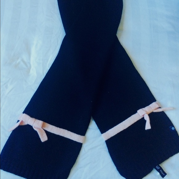 Adorable Gap wool scarf with pink bow detail