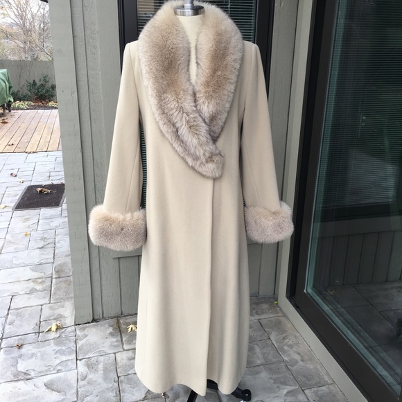 Jackets & Blazers - Fox Fur Collar & cuffed Winter White coat