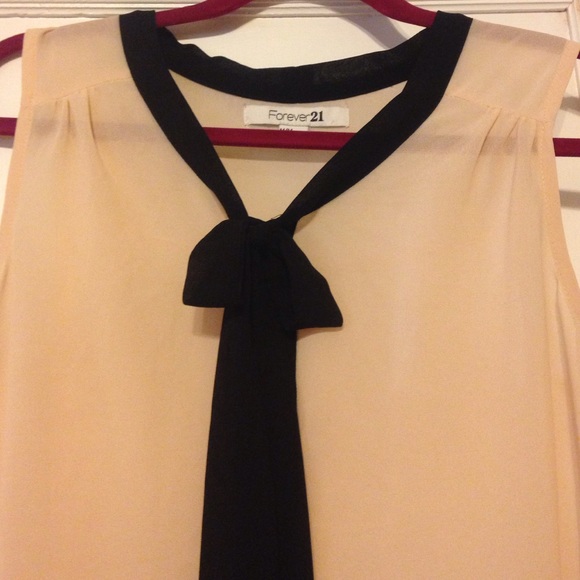 chic, sheer shirt with little bow tie - Picture 2 of 3