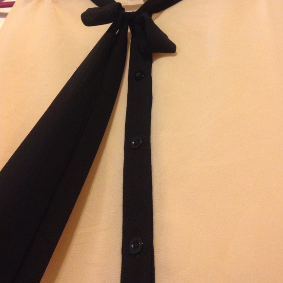 chic, sheer shirt with little bow tie - Picture 3 of 3