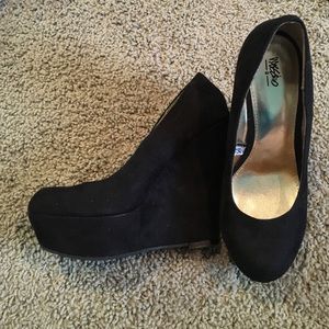 Black wedges