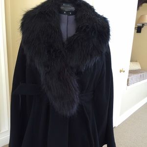 Ladies cape with fur collar