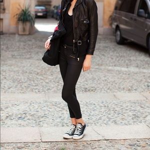 "Low top" Chuck Taylor converse