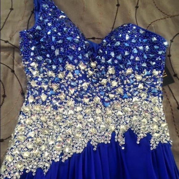 Ball gown - Picture 1 of 4