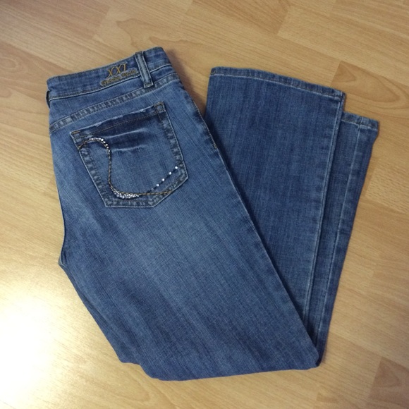 Jean capris clear stone studded pockets