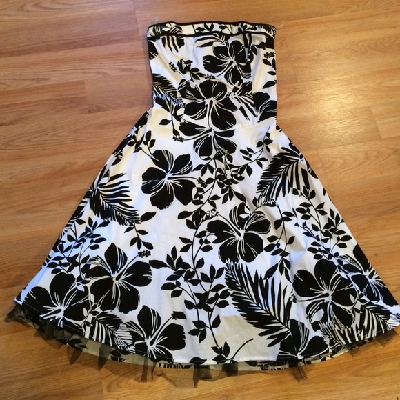White and black flowered dress (size 7 - juniors)