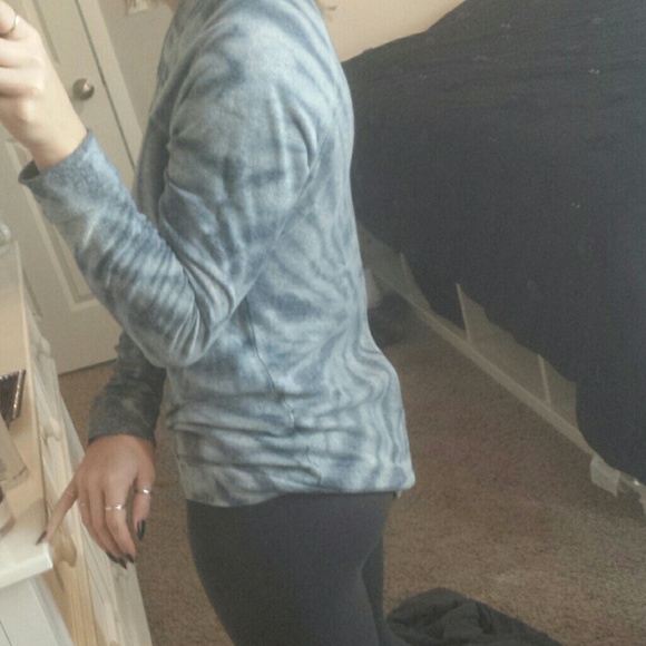 OBEY PROPAGANDA blue tie dye crewneck sweater - Picture 4 of 4