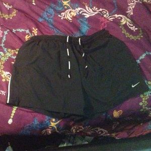 black nike running shorts.💃🏻🏃🏻👟✔️