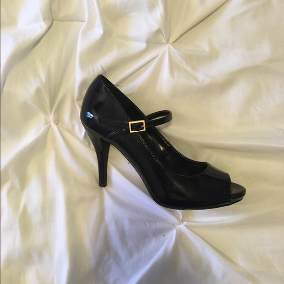 Tahari peep toe heels