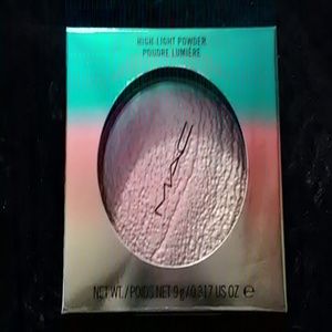 Mac freshen up highlighting powder