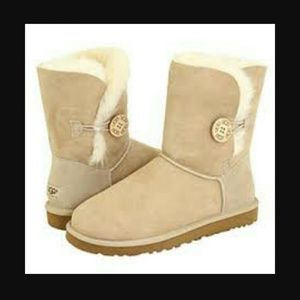 !HOLD! Like New Baily Button UGG boots
