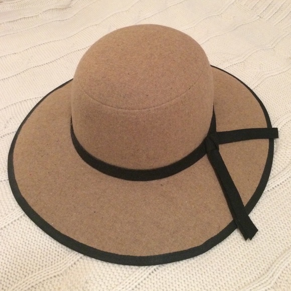 Accessories - Tan floppy hat