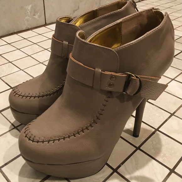 🔥1hr SALE🔥 NWOT Grey Booties - Picture 2 of 4