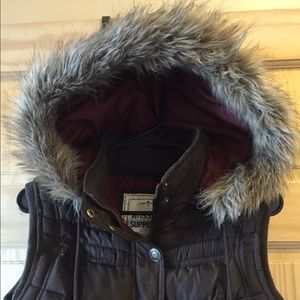 Hooded vest, brown. Large