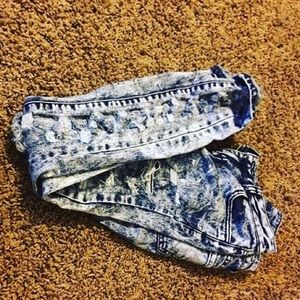 Forever 21 mid-waisted distressed jeans 😍