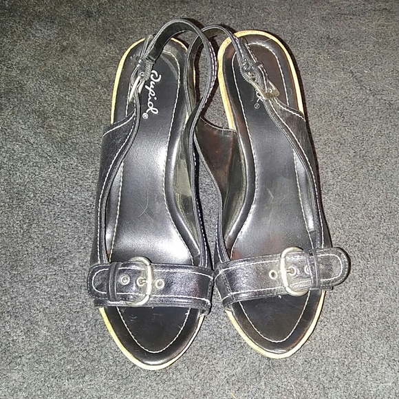 Qupid black leather wedges