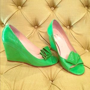 NWOT Green patent leather Butter wedges