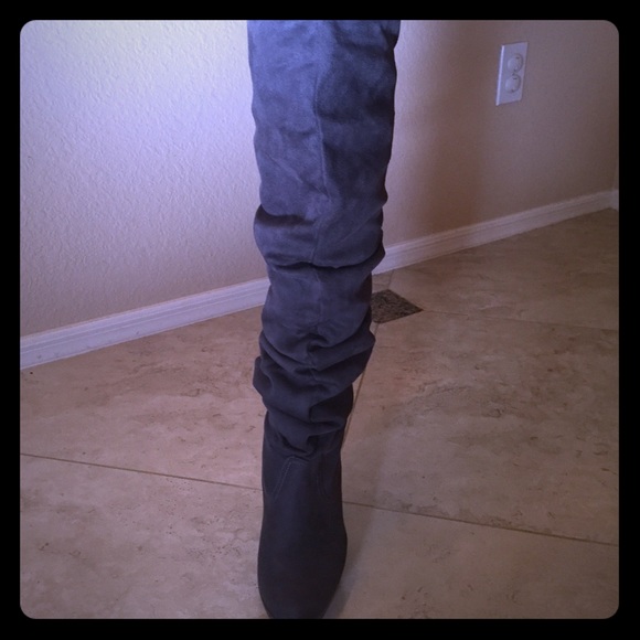 Knee high boots in grey