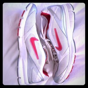 NIKE sz 9.5 running shoe White/red