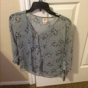 Cute floral top!