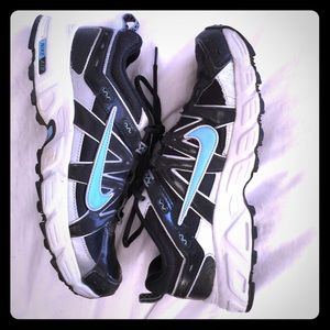 Nike running shoe sz 9. Black/blue